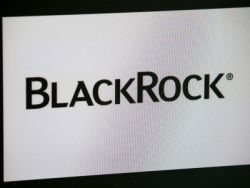 激进投资者矛头指向Larry Fink双重角色 贝莱德(BLK.US)愈发“压力山大”