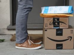 美股异动 | 亚马逊(AMZN.US)绩后股价走低 一度跌超4%