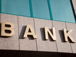 劳埃德银行(LYG.US)Q1利润降7%至15.2亿英镑 风险准备金增加拖累业绩
