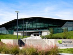 英伟达(NVDA.US)CEO黄仁勋驳斥AI芯片需求降温论：算力需求将呈指数级增长