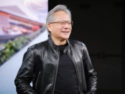 英伟达(NVDA.US)CEO黄仁勋：更快的芯片是降低AI成本最佳方式