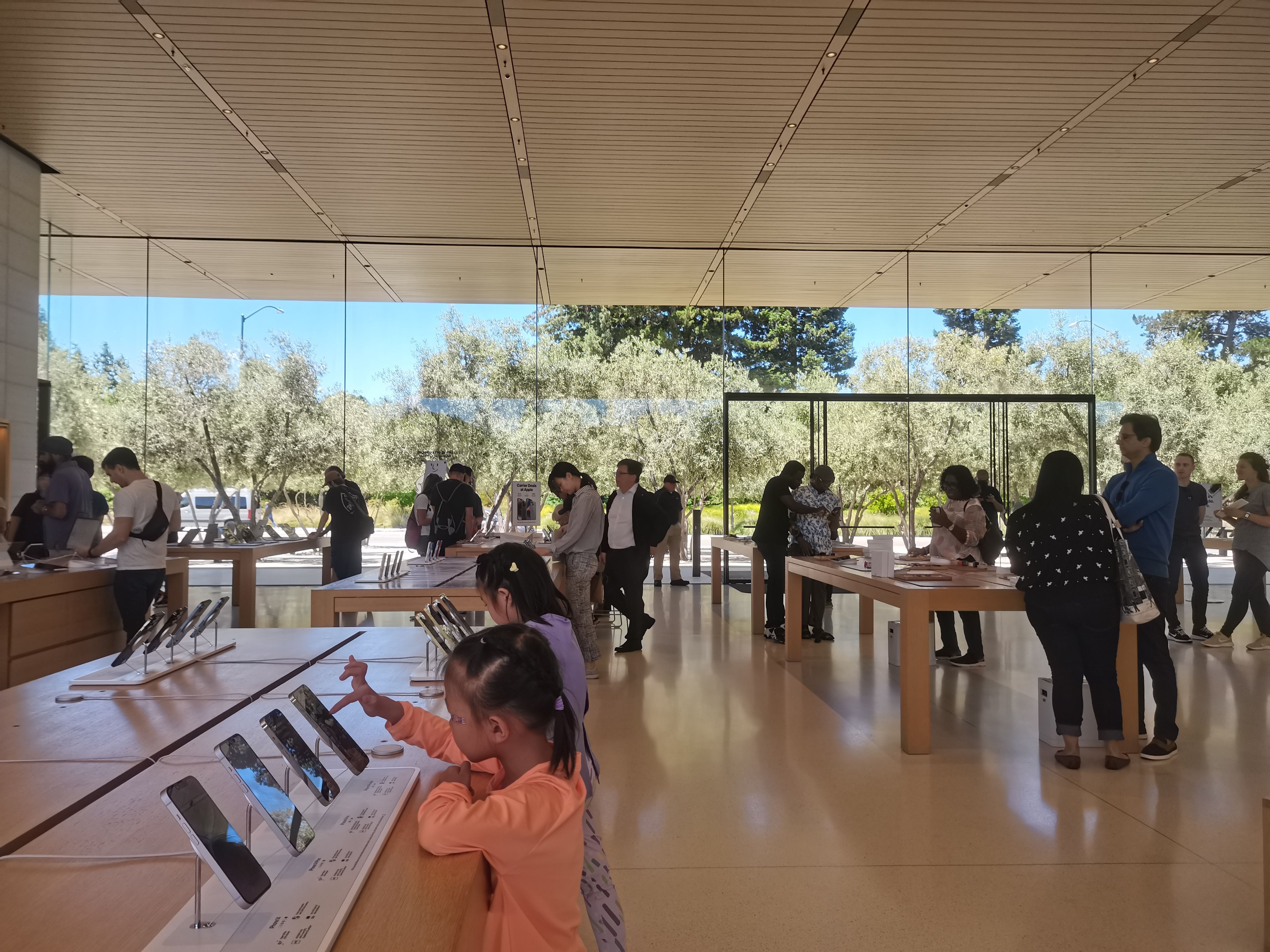 苹果(AAPL.US)会成为第一家因为AI而掉队的巨头么？
