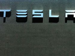 特斯拉(TSLA.US)股价陷多空激战！华尔街大行预测两极分化 暴涨or腰斩？