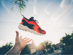 美股异动 | 美国鞋类制造商股集体暴跌 耐克(NKE.US)跌逾12%