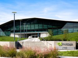 英伟达(NVDA.US)股价逼近AI时代估值洼地 多重风险成抄底“拦路虎“