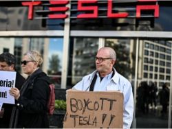 特斯拉(TSLA.US)与马斯克双双“失宠” 公众与投资人态度日益冷淡