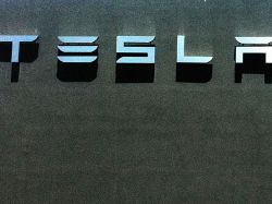 特斯拉(TSLA.US)销量骤降之际 传IT元老杰甘纳跨界接管销售